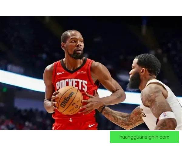 火箭更衣室狂欢泼水庆祝杜兰特超越乔丹 赤膊领取比赛用球激情满场